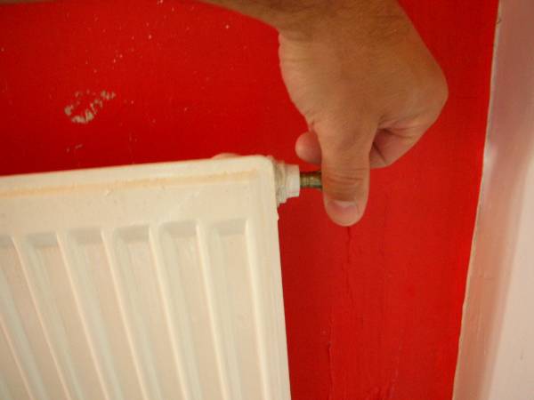 HOW TO BLEED A RADIATOR - DIY HOME IMPROVEMENT INFORMATION