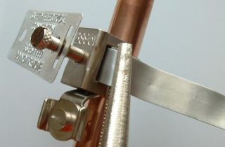 tighten earth clamp to pipe